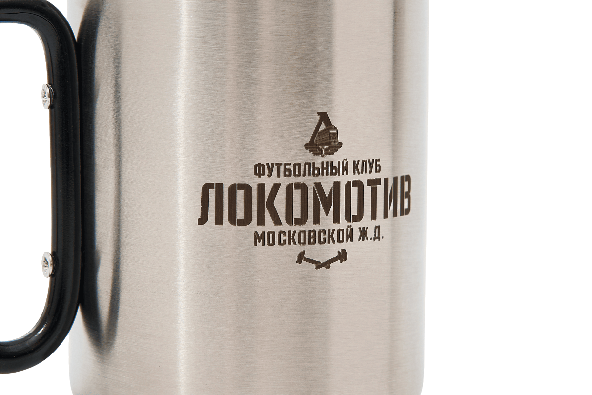 Кружка металлическая с карабином и гравировкой.