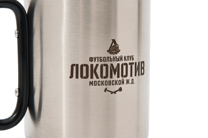 Кружка металлическая с карабином и гравировкой.