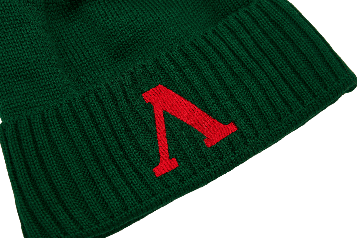 Шапка с литерой «Л» с подворотом и помпоном (зелёная)