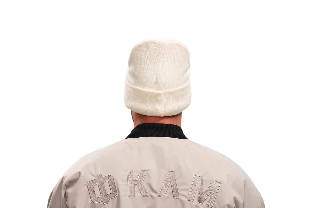 Шапка с эмблемой и подворотом (молочная)