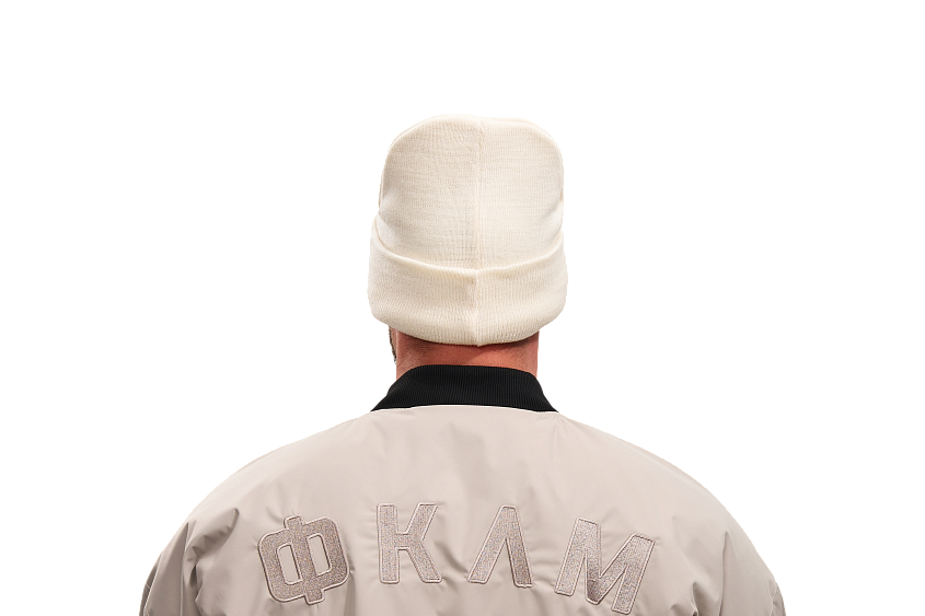 Шапка с эмблемой и подворотом (молочная)