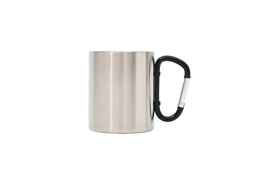 Кружка металлическая с карабином и гравировкой.