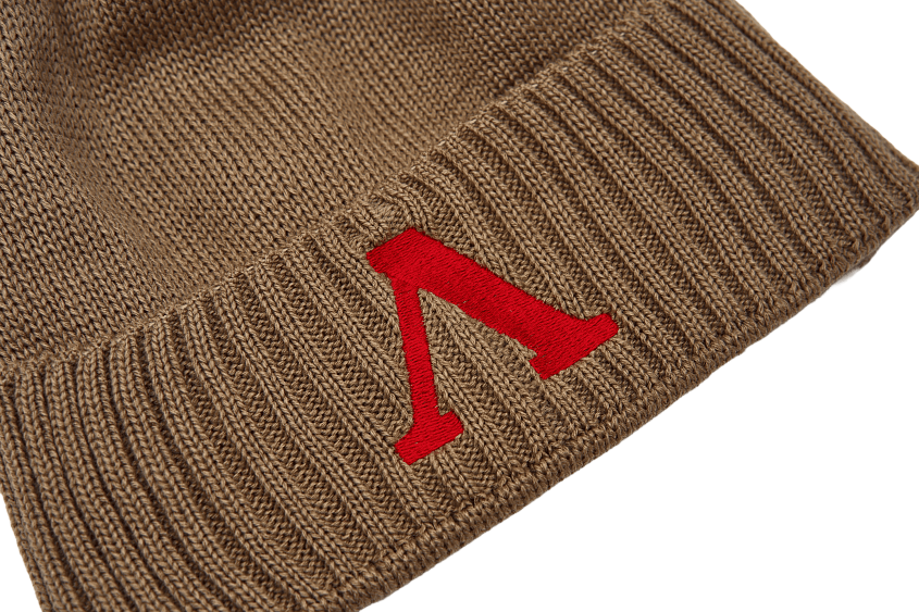 Шапка с литерой «Л» с подворотом и помпоном (серая)